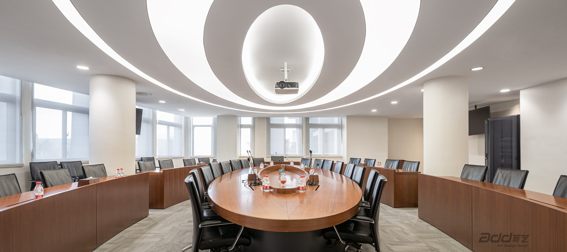 至正道化辦(bàn)公(gōng)樓裝(zhuang)修-會議室-pc